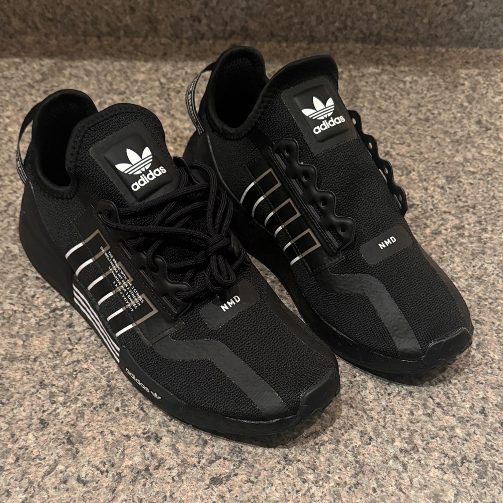 NWOT Adidas Men's Black NMD R1 V2 Sneakers EU41/US8